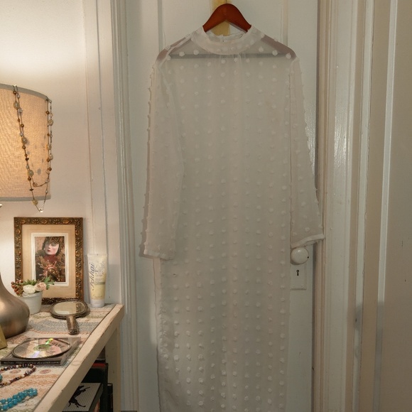 White dress - Picture 4 of 4